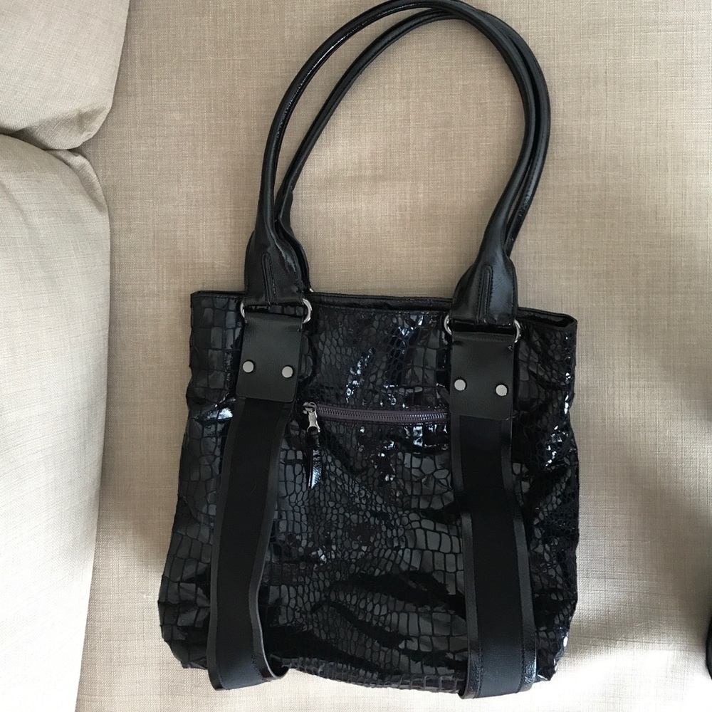 Vera Wang Simply Vera black purse handbag